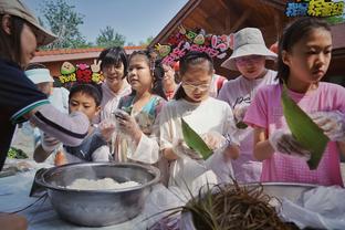 女友怎么办？太阳报：本泽马与前妻一起晒日光浴，在海中相拥